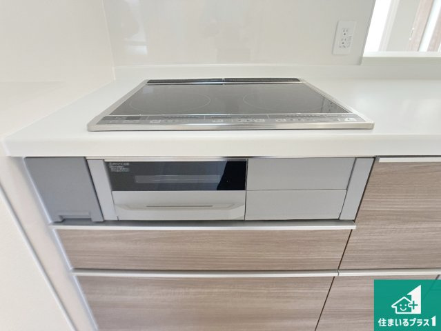 加古川市野口町坂元　新築一戸建ての設備|火を使わないので、安心なＩＨコンロ！でこぼこが無い構造なので、掃除もしやすく清潔に保てます！
