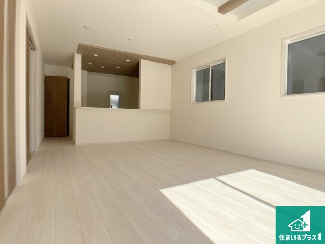 加古川市野口町坂元　新築一戸建ての居間・リビング|シンプルなリビングは、観葉植物等のインテリアを楽しめますね！パパ好みにも、ママ好みにも家具次第で雰囲気を変えることができます！