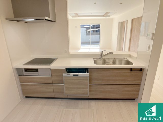 加古川市野口町坂元　新築一戸建てのキッチン|リビングと統一感があり、使い勝手のいいキッチン。広々としているので、二人並んで作業が出来ちゃいます。お子様と一緒に色々なお料理に挑戦できるスペースがあります。