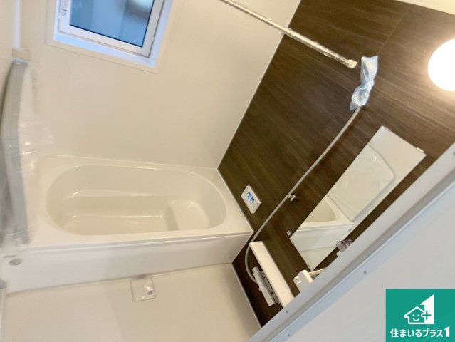 加古川市野口町坂元　新築一戸建ての浴室|足をゆったり伸ばして寛げる浴槽です。窓が設けられていますので差し込む光が明るく穏やかな雰囲気にしてくれます♪浴室乾燥機も設置しているので、雨の日の洗濯物も安心です♪