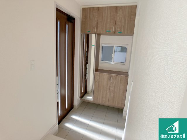 加古川市野口町坂元　新築一戸建ての玄関|ご家族皆様の靴もたっぷり収まる大容量の玄関収納を設けました。見た目もスッキリ綺麗な玄関に！