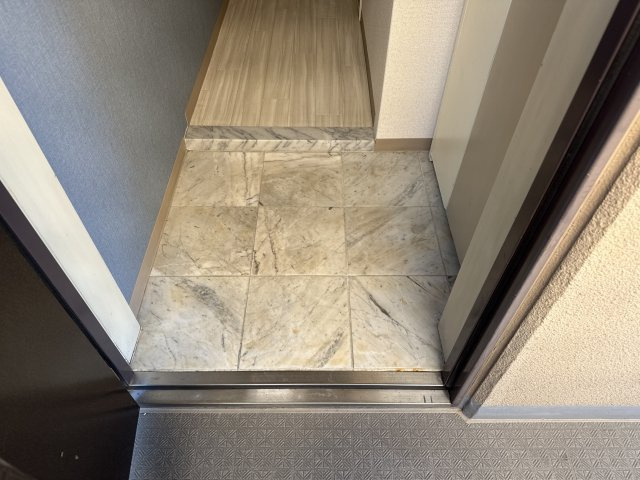 朝日プラザ佃町の玄関