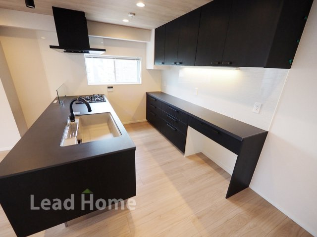 【キッチン】 | コープ高輪 | キッチン背面に収納スペースが多数あり、スッキリ片付きます。