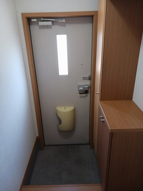 プラムフィールドDの玄関