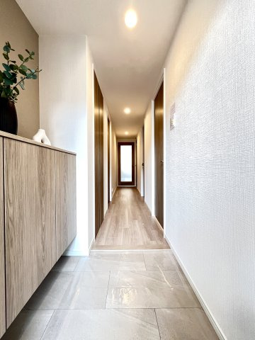 ディアステージ四条葛野大路の玄関|収納もある玄関です