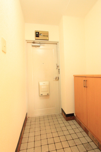 コーポやすり苑の玄関