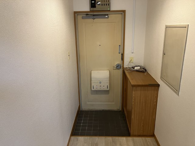 コーポやすり苑の玄関