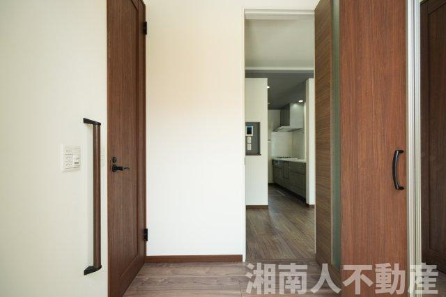 藤沢市鵠沼藤が谷４丁目１９－１４ー２新築戸建の玄関|きれいな玄関です