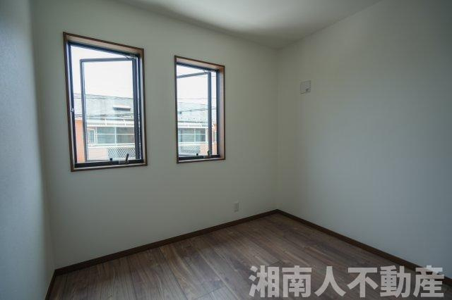 藤沢市鵠沼藤が谷４丁目１９－１４ー２新築戸建の洋室|明るい洋室です