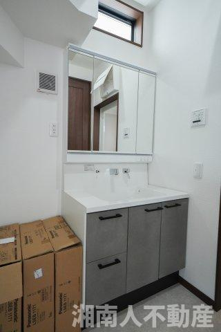 藤沢市鵠沼藤が谷４丁目１９－１４ー２新築戸建の独立洗面台|独立洗面台、小物を置くことができて便利です