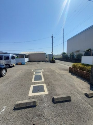 【駐車場】 | ドミールユキ | 駐車場に車を止められます