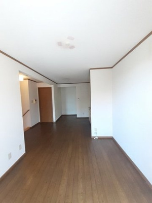 【居間・リビング】 | ドミールユキ | こちらの居間で趣味の時間をお楽しみください