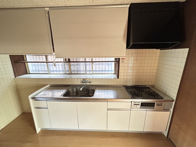 【キッチン】 | 甘木貸家 | こちらのキッチンは収納が多く、お皿などを収納できますね！