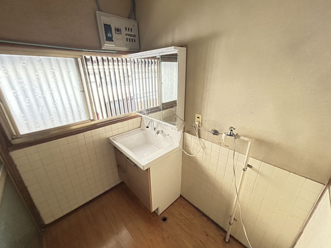 【洗面所】 | 甘木貸家 | 室内に洗濯機を置くことができるのは有難いですね！
