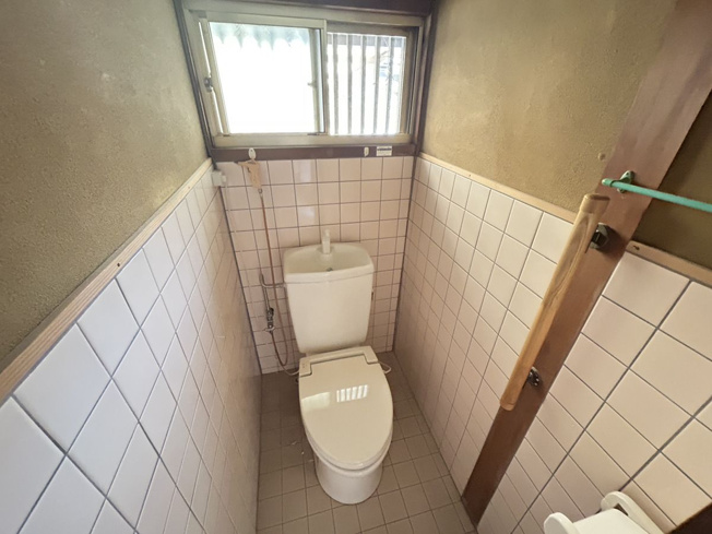 【トイレ】 | 甘木貸家 | 小窓が付いており、においが籠りません。
 