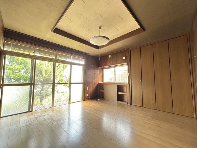 【洋室】 | 甘木貸家 | 南側のお部屋なので日当たりが良く、心地よいです！