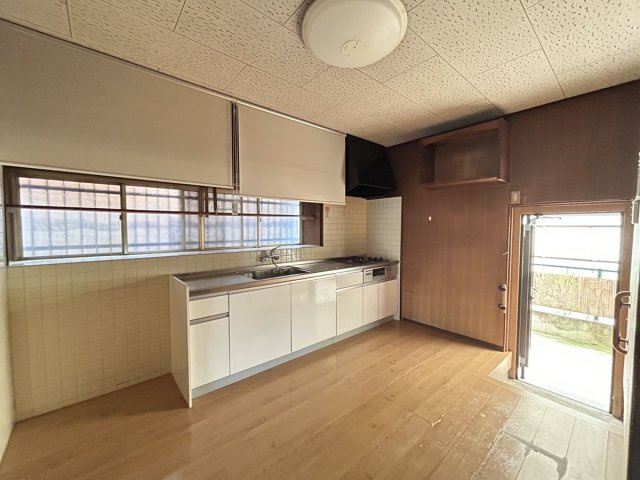 【居間・リビング】 | 甘木貸家 | システムキッチンを採用しており、料理が捗ります！