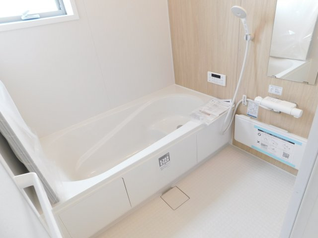 津島市喜楽町の新築一戸建の浴室|◇浴室◇　　広い１坪サイズ（ＬＩＸＩＬ）・浴室暖房乾燥機・断熱浴槽・エコベンチ浴槽・お手入れ楽々カウンター・キレイサーモフロア・オートバス・バリアフリーバス・追い焚き・浴室窓あり