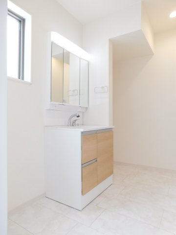 津島市喜楽町の新築一戸建の独立洗面台|◇洗面室◇　　広い洗面室！　三面鏡シャンプードレッサー　くもり止め仕様　床下収納庫完備　