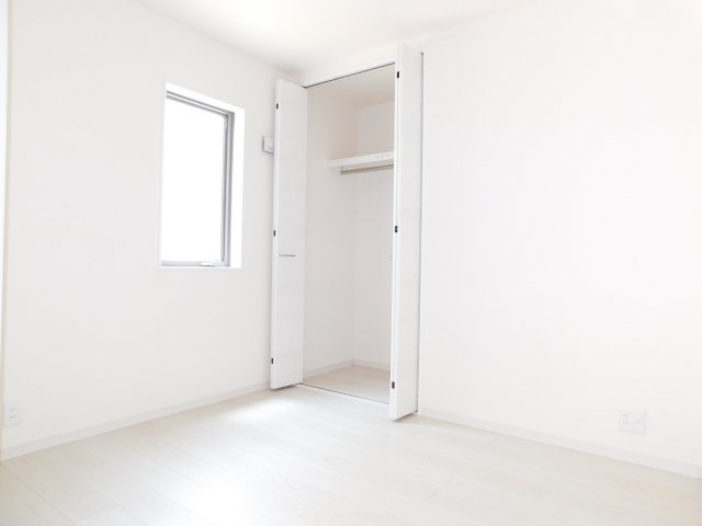 津島市喜楽町の新築一戸建の洋室|◇１階洋室◇　　南面で明るい洋室３．７５帖　全居室収納完備！　リビングの続き間としても利用できます♪