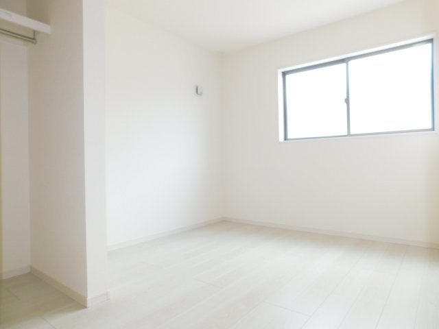 津島市喜楽町の新築一戸建の洋室|◇２階洋室◇　　南面で明るい洋室５．１６帖　ウォークインクローゼット完備！