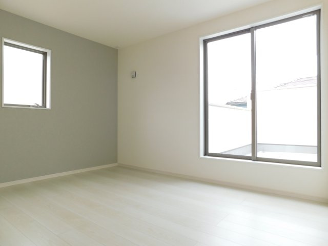 津島市喜楽町の新築一戸建の洋室|◇２階洋室◇　　南面で明るい洋室６．３８帖　ウォークインクローゼット完備！　バルコニー利用可♪