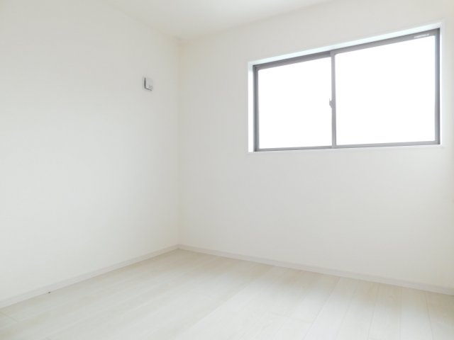 津島市喜楽町の新築一戸建の洋室|◇２階洋室◇　　明るい洋室４．５帖　全居室収納完備！