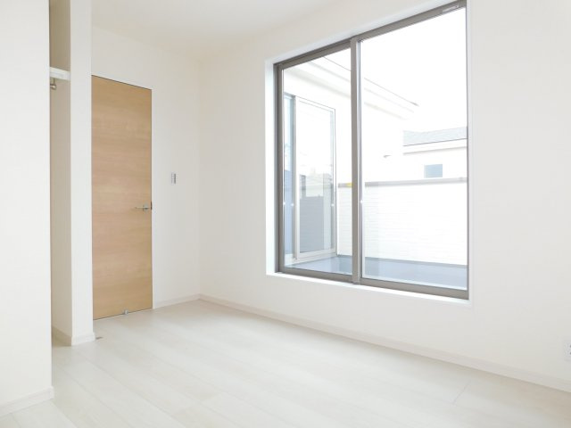 津島市喜楽町の新築一戸建の洋室|◇２階洋室◇　　南面で明るい洋室５．１６帖　ウォークインクローゼット完備！　バルコニー利用可♪