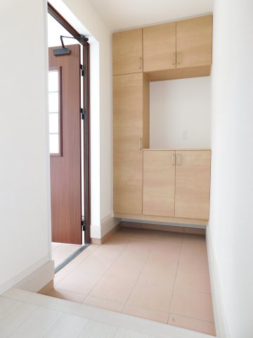 津島市喜楽町の新築一戸建の玄関|◇玄関収納◇　　玄関がスッキリ片付く大容量収納♪