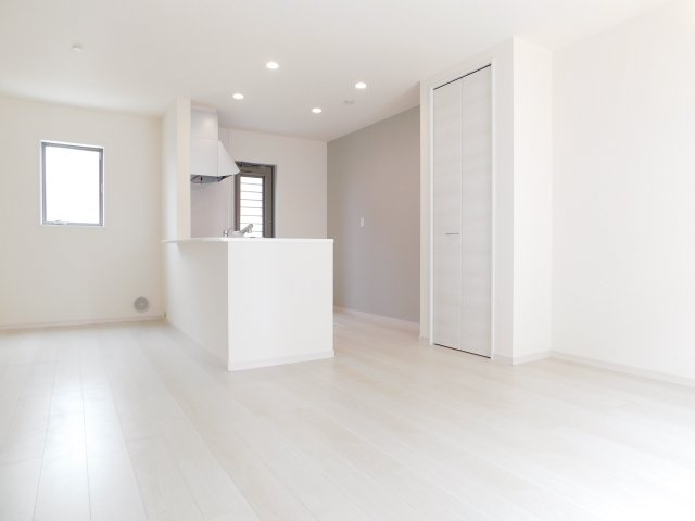 津島市喜楽町の新築一戸建の居間・リビング|◇リビング◇　　南面で明るいリビング１５．７５帖　リビング収納完備！