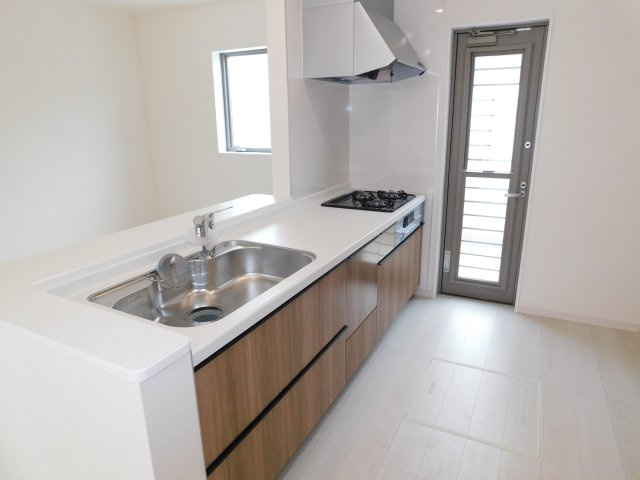 津島市喜楽町の新築一戸建のキッチン|◇キッチン◇　　人気の対面式・人造大理石カウンター・浄水機能付ハンドシャワー・静音仕様シンク・スローインクローズレール・薄型換気扇・Ｓｉセンサーコンロ（３口）・床下収納庫・勝手口