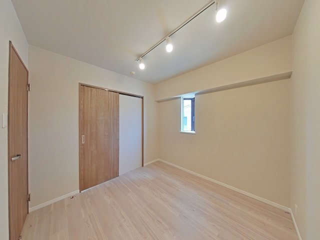 ペルル新福の洋室