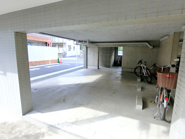 シャンドン浜田山の駐車場|★物件下が駐車場です★