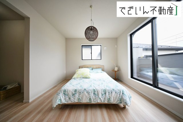 【洋室】 | LIGARE 久喜市本町10期　新築住宅 | ≪1号棟≫大きな窓からたっぷりと陽光が注がれる明るい空間。家族の成長に対応できる永住仕様。一日の疲れをいやしてくれる主寝室。時を忘れて過ごす場所として過ごせるお部屋です。
現地(2025年10月撮影)