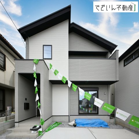 【外観】 | LIGARE 久喜市本町10期　新築住宅 | ≪1号棟≫流行に左右されず、将来にわたって価値が継続する「上質」な佇まい。おしゃれな雰囲気や自然の潤い、親しみやすさといった個性を、街に新たな価値をもたらし続けます。
現地(2025年10月撮影)