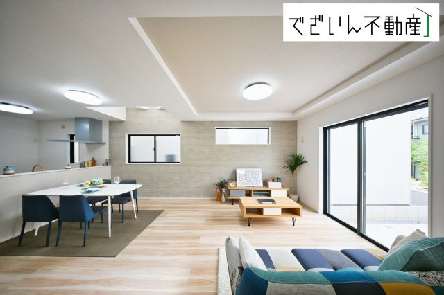 【居間・リビング】 | LIGARE 久喜市本町10期　新築住宅 | ≪1号棟≫居心地の良いリビングは、暮らしのステージを彩り、心のやすらぎと満足感を与えてくれます。通風と採光を考慮した設計は地域の鼓動を感じ、お寛ぎ頂くことが可能です。
現地(2025年10月撮影)