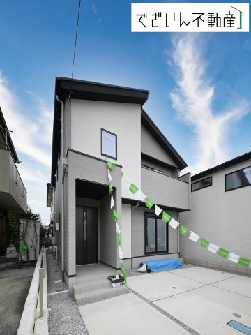 【外観】 | LIGARE 久喜市本町10期　新築住宅 | ≪1号棟≫爽やかな青空の下に贅沢なほどに降り注ぐ陽光、豊かな居住性と、クオリティが見事に調和した住空間は、住まうことの喜びを感じさせてくれます。
現地(2025年10月撮影)