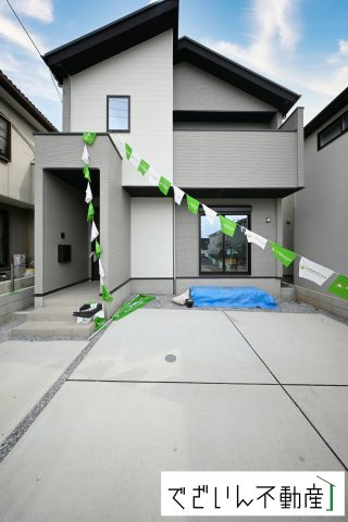 【外観】 | LIGARE 久喜市本町10期　新築住宅 | ≪1号棟≫爽やかな青空の下に贅沢なほどに降り注ぐ陽光、豊かな居住性と、クオリティが見事に調和した住空間は、住まうことの喜びを感じさせてくれます。
現地(2025年10月撮影)