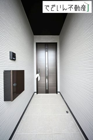 【玄関】 | LIGARE 久喜市本町10期　新築住宅 | ≪1号棟≫居住者の帰り、訪れる方を優しく迎え、やすらぎに満ちた生活空間を予感させる。健やかな暮らしを楽しめそう。
現地(2025年10月撮影)