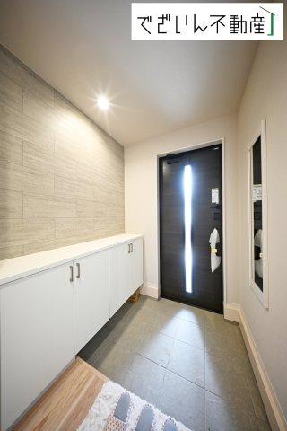 【玄関】 | LIGARE 久喜市本町10期　新築住宅 | ≪1号棟≫居住者の帰り、訪れる方を優しく迎え、やすらぎに満ちた生活空間を予感させる。健やかな暮らしを楽しめそう。
現地(2025年10月撮影)