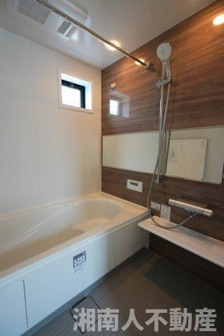 藤沢市本鵠沼３丁目５９２１番２新築戸建の浴室|きれいなお風呂です