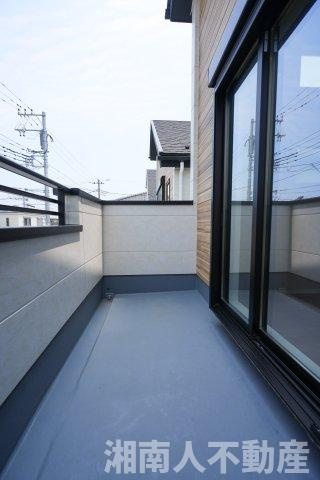 藤沢市本鵠沼３丁目５９２１番２新築戸建のバルコニー|バルコニー付きです