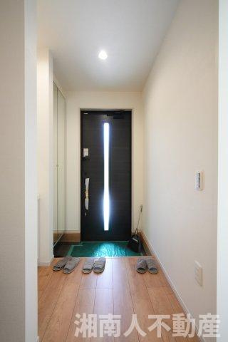 藤沢市本鵠沼３丁目５９２１番２新築戸建の玄関|落ち着いた玄関です