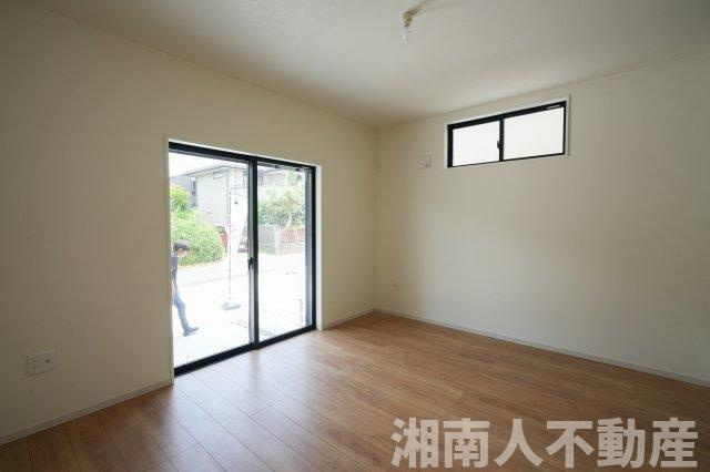 藤沢市本鵠沼３丁目５９２１番２新築戸建の洋室|広々とした洋室です