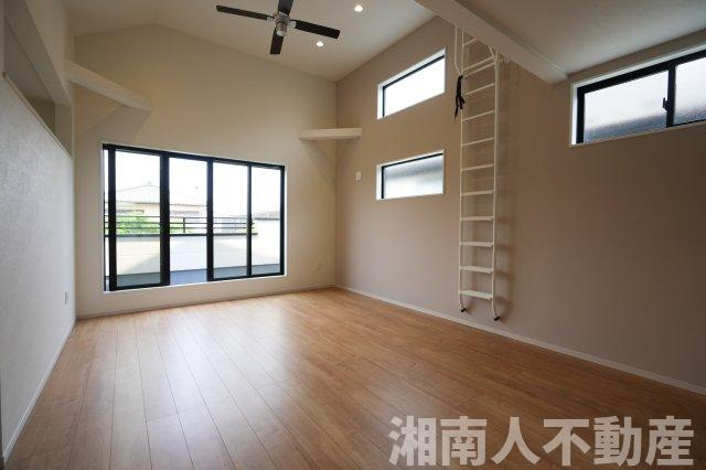 藤沢市本鵠沼３丁目５９２１番２新築戸建の居間・リビング|ゆったり過ごせる居間です