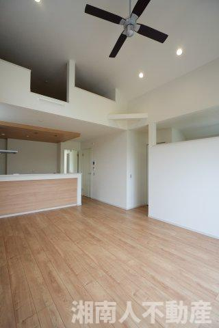 藤沢市本鵠沼３丁目５９２１番２新築戸建の居間・リビング|ゆったりとした居間です