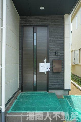 藤沢市本鵠沼３丁目５９２１番２新築戸建の玄関|きれいな玄関です