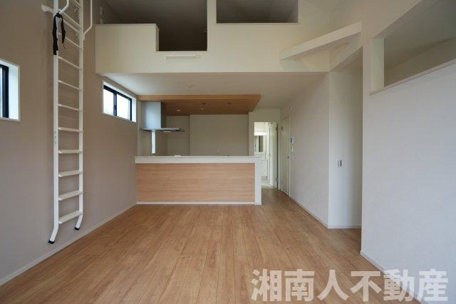 藤沢市本鵠沼３丁目５９２１番２新築戸建の居間・リビング|リビングです