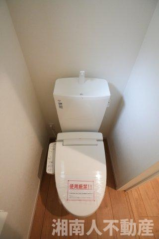 藤沢市本鵠沼３丁目５９２１番２新築戸建のトイレ|清潔感のあるトイレです