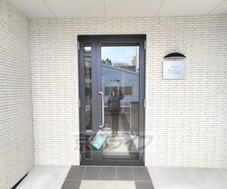 グラン京都西陣の玄関